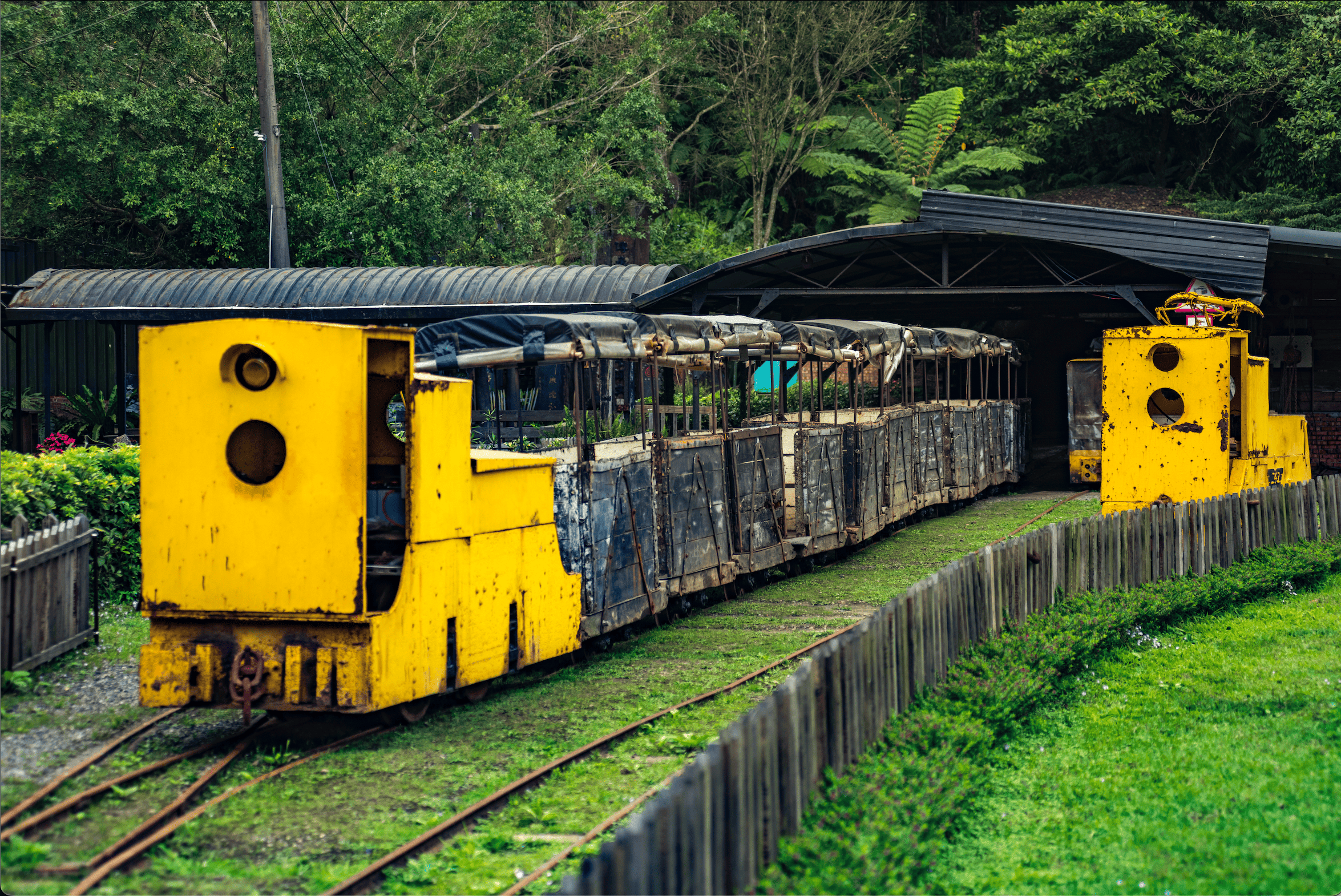 位於平溪的新平溪煤礦博物園區，館內將台灣煤礦業相關文物、史料、器具等規畫為一處極適合親子同樂、戶外教學的礦業、歷史、生態園區。 🔗週一、週二、除夕。營業時間若有異動，會於臉書粉專公告。